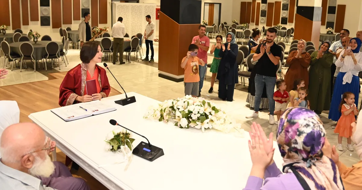 Başkan Kınay Karabağlar’ın en genç çiftinin nikahını kıydı